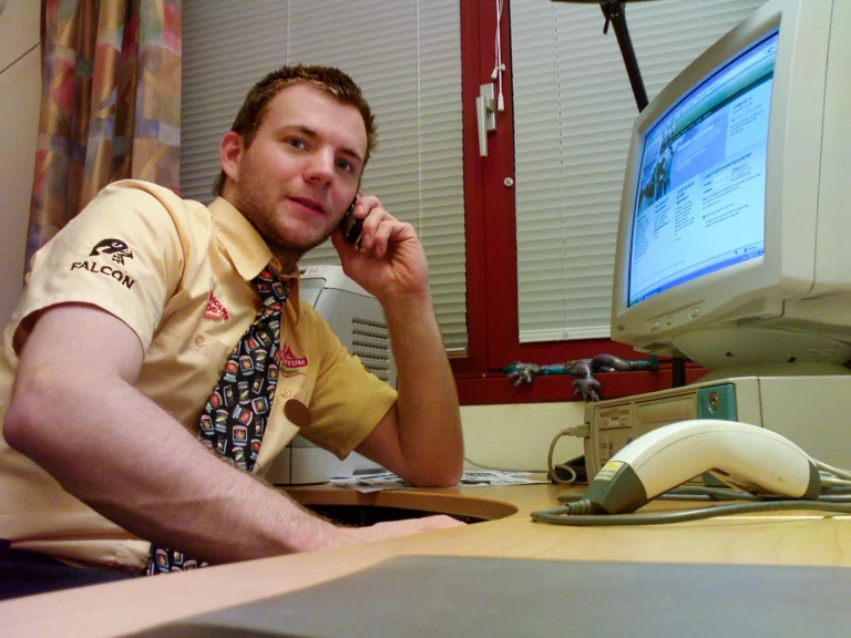 En hårt arbetande ICA-handlare sitter på sitt kontor.