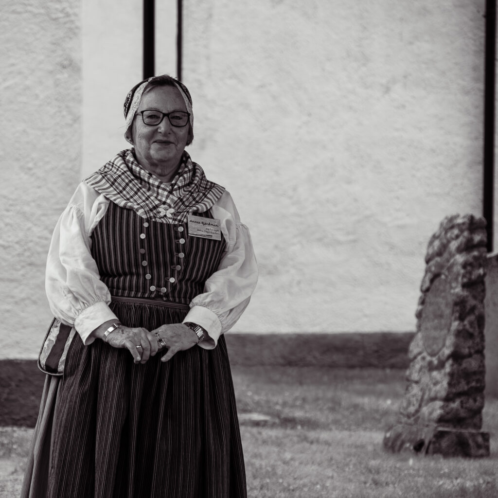 Annie Björkman Uppländska folkdräkten - RIM Digital Annie Björkman i den Uppländska folkdräkten.