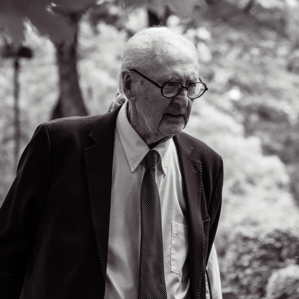 Bengt Carlsson Vårfrukyrkan - RIM Digital Bengt Carlsson vid JP Johanssons grav på Vårfrukyrkans kyrkogård.