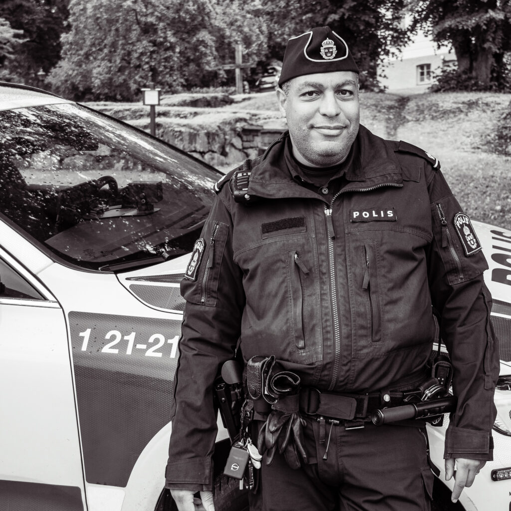 Polis Trädgårdsdagarna 2023 - RIM Digital Porträtt på en polis från Enköping.