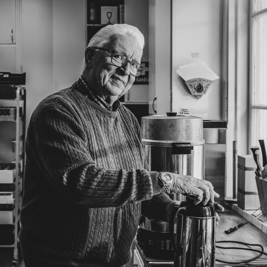 Leif Björkman på Julgransplundring - RIM Digital Leif Björkman fyller på kaffe i en termos i köket i Böglösa byggdegård under Julgransplundringen 2024.