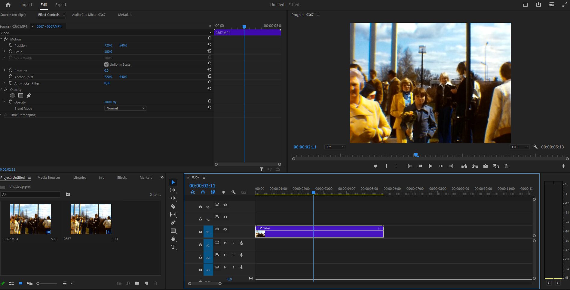 Person som hanterar gamla Super 8- och standard 8 mm-filmrullar i ett mysigt hemmakontor. En digitaliseringsmaskin är ansluten till en dator som visar en digitaliserad filmscen. Filmrullar, foton och minnessaker är utspridda runt omkring.