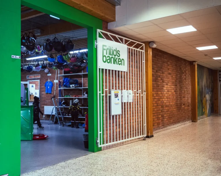 Entrén till Fritidsbanken i Enköping som ligger i gamla Idrottshuset.