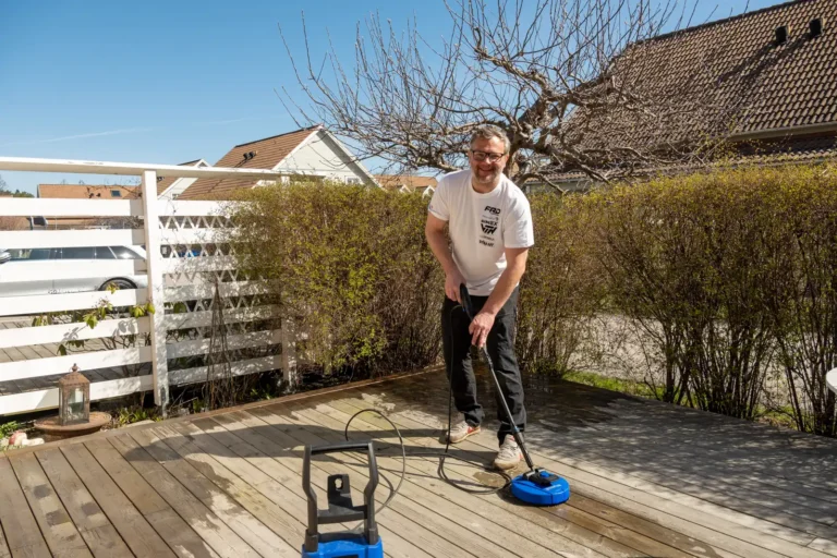 Skurar och borstar bort allt smuts på altanen med hjälp av altantvätten som är ett tillbehör till högtryckstvätten.