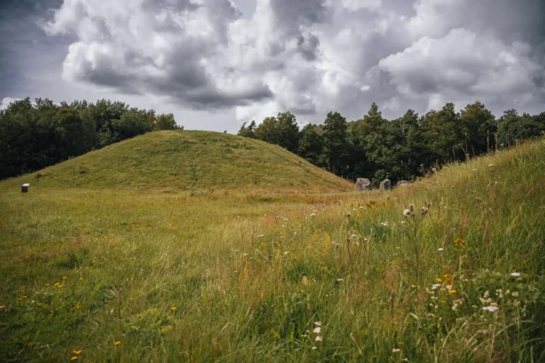 Den stora Anundshögen.
