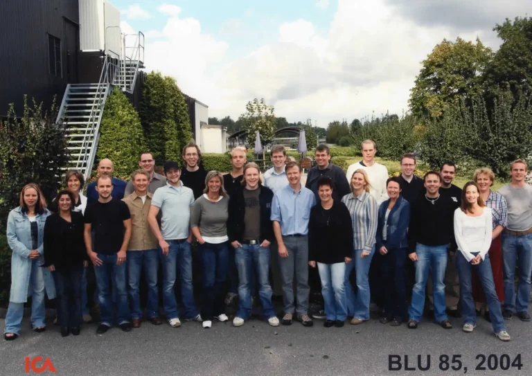 Deltagare i ICAs butiksledarutbildning (BLU) samlade för gruppfoto under utbildningstillfälle – framtida butikschefer i dagligvaruhandeln.