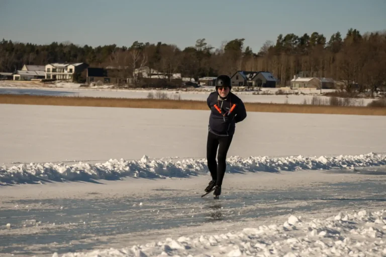 En man som åker långfärdsskridskor på Mälaren, närmare bestämt utanför Sommaro/Bredsand i Enköping.