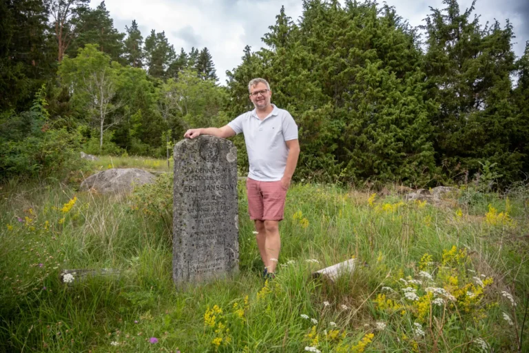 Sittandes bredvid Erik Janssons minnessten i Biskopskulla.