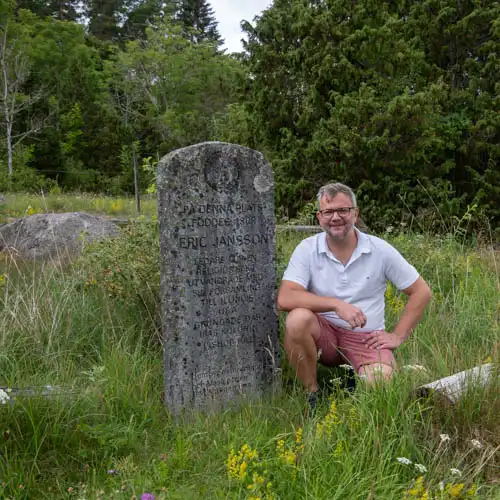 Fredrik-Eriksson - RIM Digital Fredrik Eriksson, Grosshandlaren i Enköping som bevarar minnen, bland annat just nu Super 8 och standard 8 filmrullar.