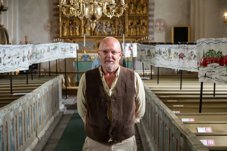 Göran Lacksel, konstnär och värd för visning av Södra Trögd-tapeten.