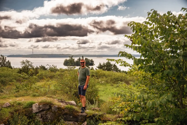 En man ståendes på den södra väggen av den gamla fornborgen på Gröneborg.