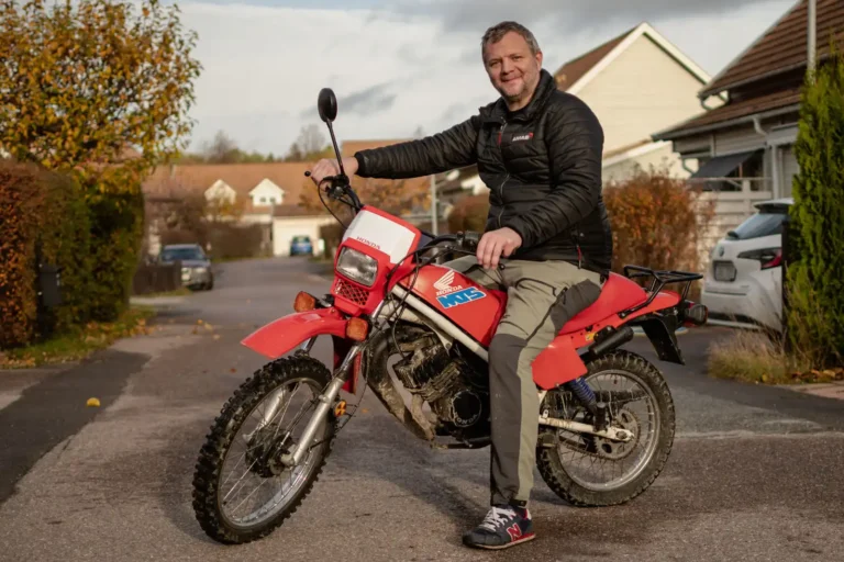 Sitter på min röda och vita Honda MT5, årsmodell 1991.