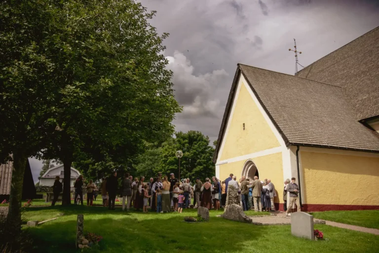 Besökare utanför Boglösa kyrka.