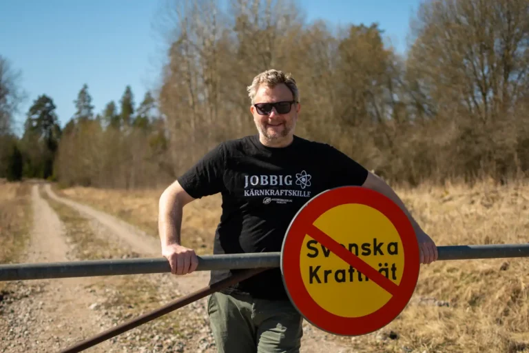 Jag ståendes vid en förbudsskylt mot Svenska Kraftnät.