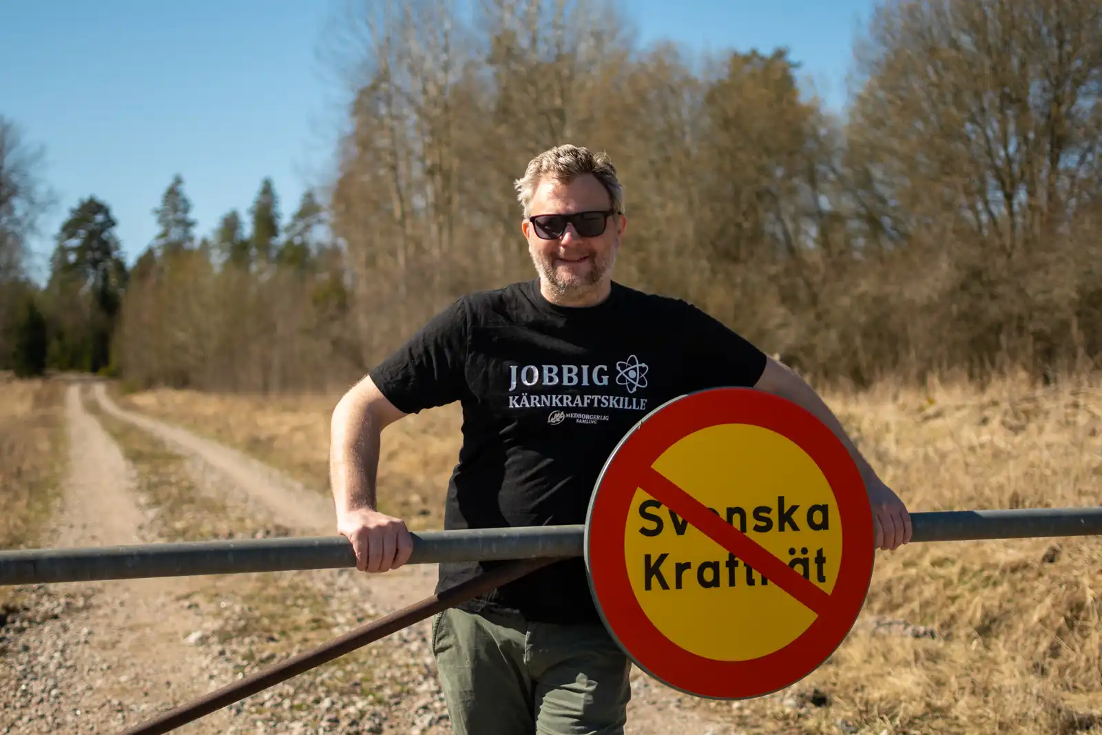 Jag ståendes vid en förbudsskylt mot Svenska Kraftnät.