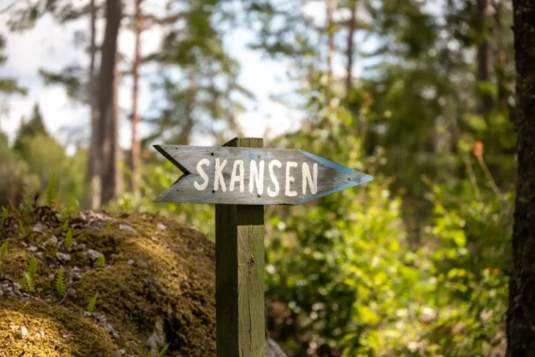 Skylten som visar vägen till Skutters skans fornborg.